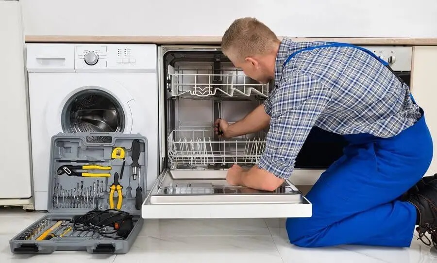 Bornova Termodinamik servisi teknisyen ekibi beyaz eşya tamiri yaparken
